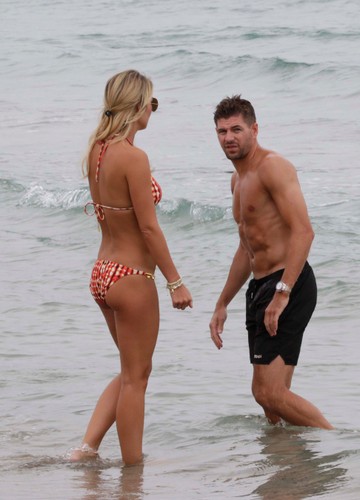 Żona Stevena Gerrarda lepiej wypadła na plaży niż jej słynny mąż na mundialu