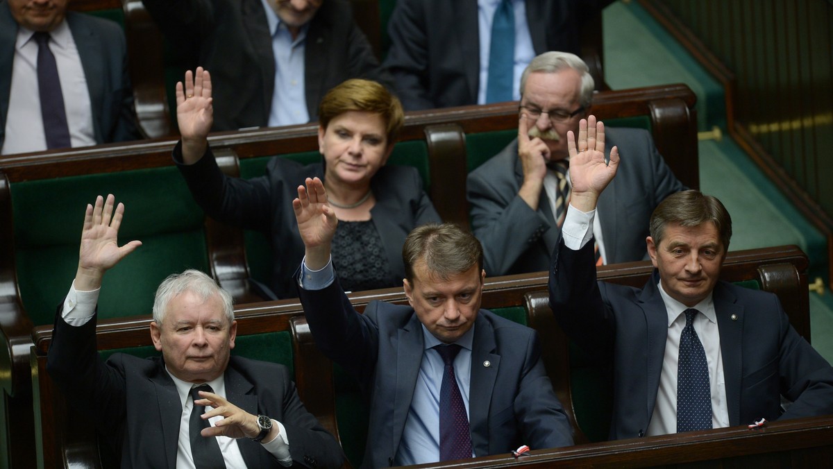 Szef klubu PiS Mariusz Błaszczak zapowiedział, że w czwartek w Sejmie zostanie złożony wniosek o konstruktywne wotum nieufności wobec rządu Donalda Tuska. Wniosek taki wymaga zgłoszenia jednocześnie kandydata na premiera - Błaszczak nie powiedział, kto nim będzie, nieoficjalnie pojawiają się jednak informacje, że partia ponownie postawi na profesora Piotra Glińskiego.