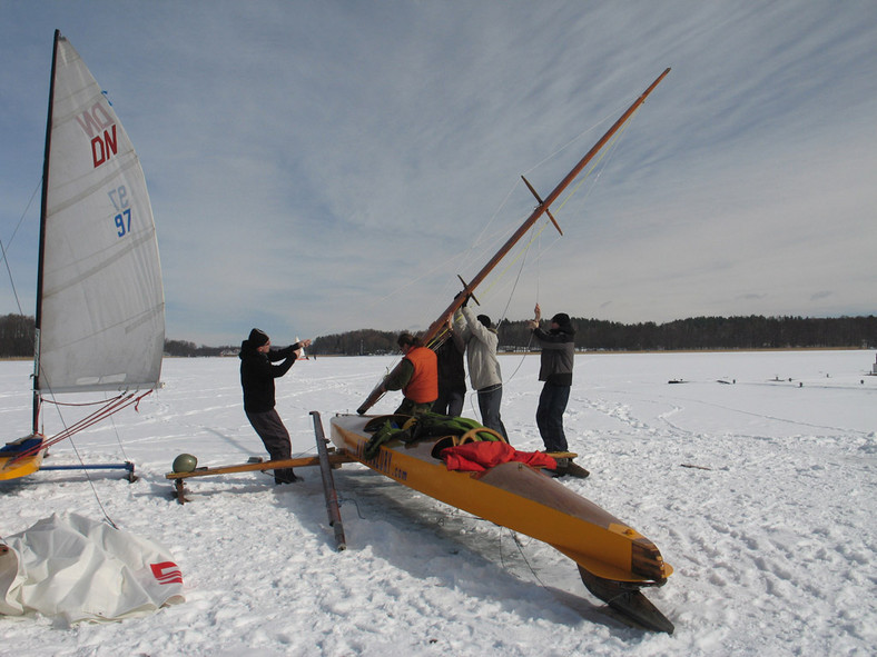 Sporty w terenie: żeglarstwo lodowe oraz snowkite