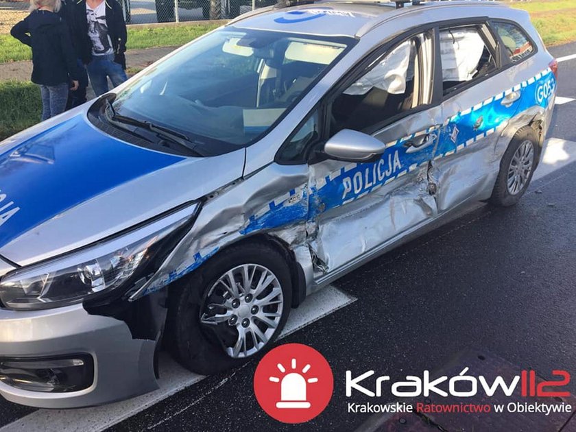 Poważny wypadek z udziałem policjantów. 4 rannych, radiowóz do kasacji