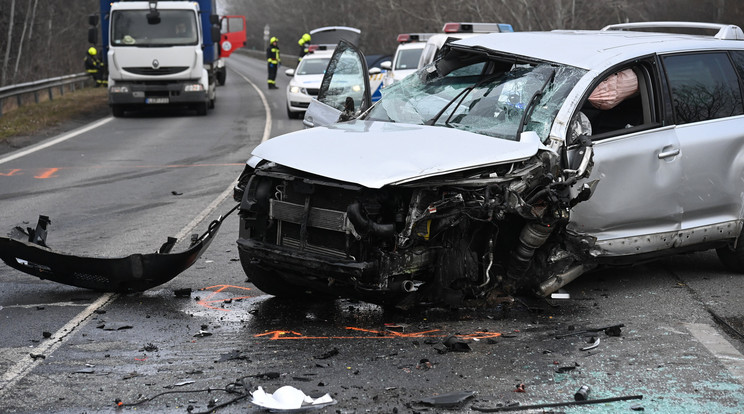 Halálos baleset történt a 6-os főút budapesti szakaszán .Ütközésben összetört személygépkocsik a 6-os főút 17-es és 18-as kilométere között, a XXII. kerületben 2022. január 25-én. Egy ember meghalt, három pedig megsérült, miután összeütközött a két autó./Fotó : MTI Mihádák Zoltán