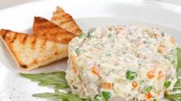 sałatka jarzynowa na wielkanoc. klasyczna, kremowa i z idealnymi propo