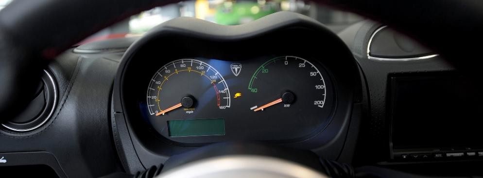 Licznik w Modelu X Tesli, który został zaprezentowany w salonie Tesla Motors w San Jose w Kalifornii. Tesla Motors planuje sprzedaż Modelu X, sportowego samochodu zasilanego energią elektryczną, już w 2013 roku.