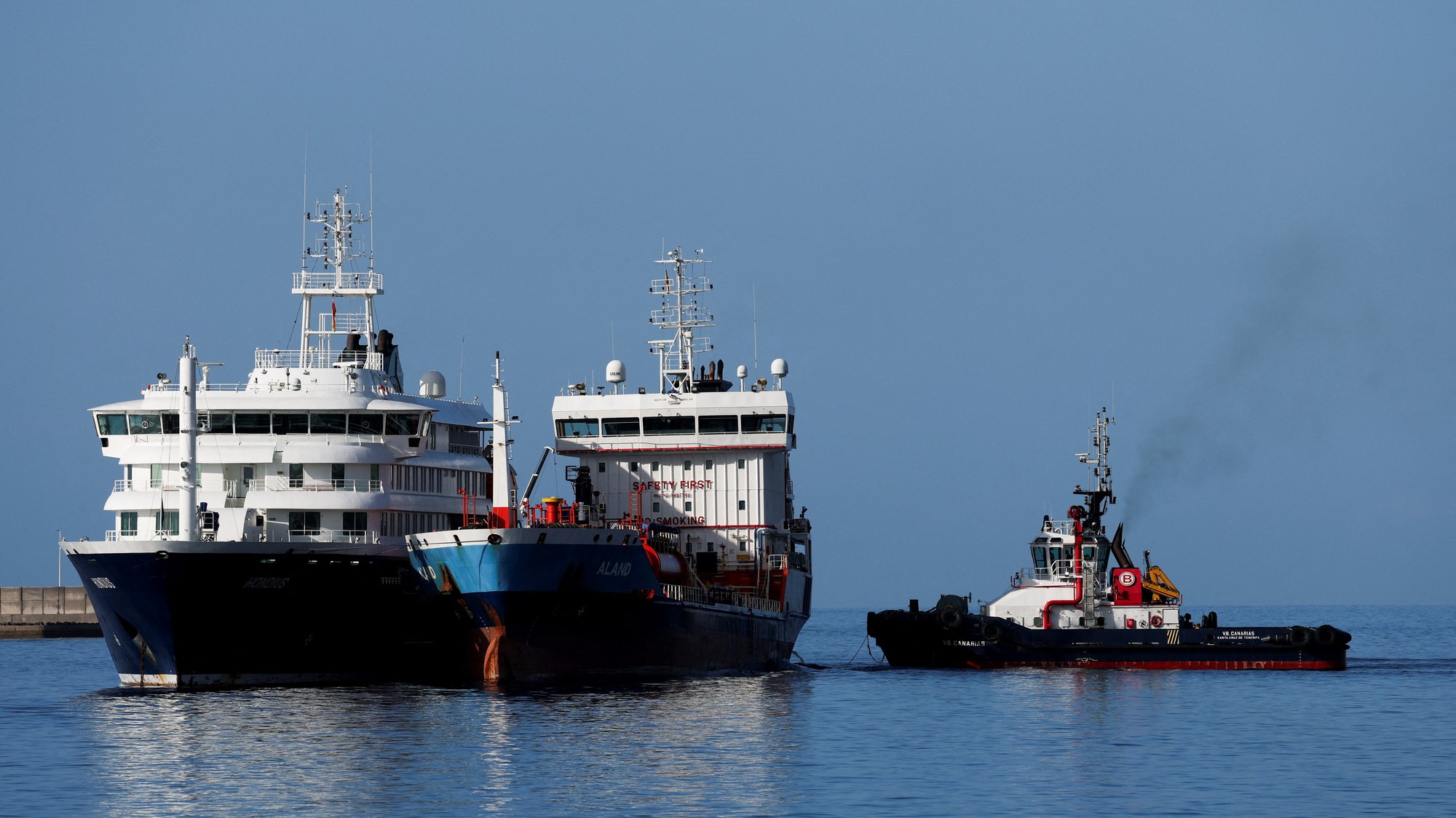 Evakuácia cestujúcich z výletnej lode MV Hondius, na ktorej sa rozšíril nebezpečný vírus.