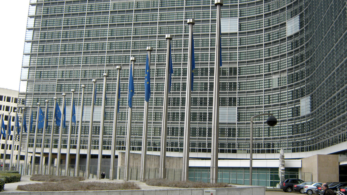Komisja Europejska przyjęła krytyczną opinię o zagrożeniach dla rządów prawa w Polsce w związku ze sporem wokół Trybunału Konstytucyjnego. - Mimo wysiłków nie udało się znaleźć rozwiązań dla głównych problemów - powiedział w trakcie konferencji prasowej wiceszef KE Frans Timmermans.