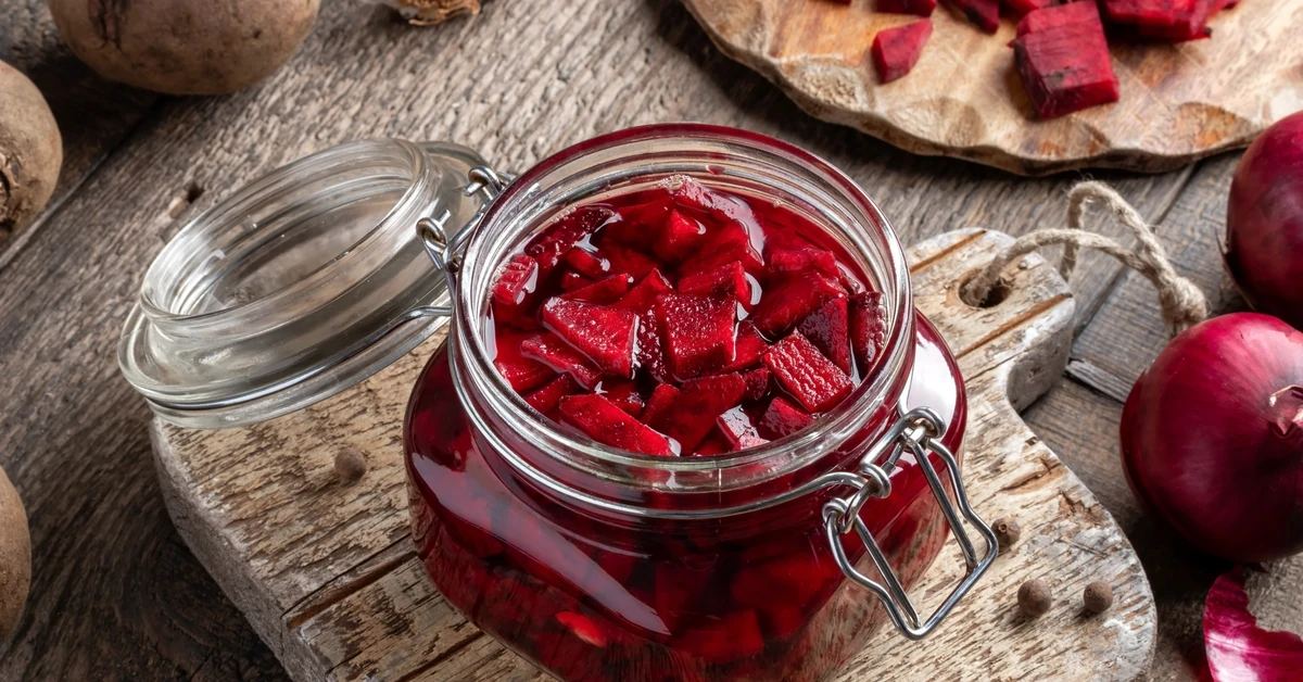 Botwinka do słoików na zimę. Genialny patent na obiad w 5 minut