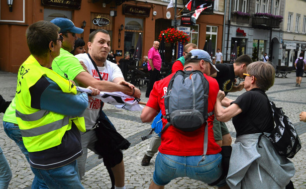 Starcie KOD-u z ONR na ulicach Radomia. Błaszczak zapowiada kontrolę w policji, PO składa zawiadomienie do prokuratury