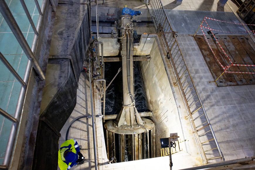 W oczyszczalni ścieki są rozkładane na czynniki pierwsze