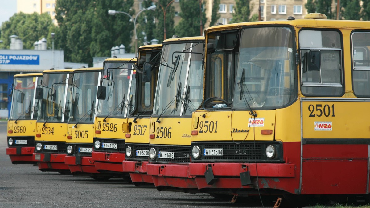 Jeszcze w tym roku po ulicach stolicy będzie jeździć 168 nowoczesnych autobusów. Solarisy i solbusy zastąpią wyeksploatowane ikarusy, jelcze i neoplany. To niskopodłogowe pojazdy z bardziej wydajną klimatyzacją. Cztery z nich mają napęd hybrydowy.