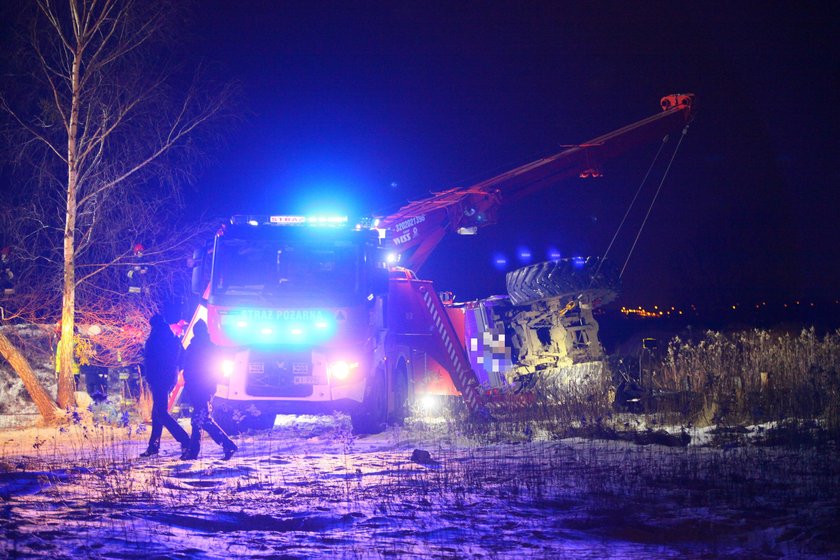 Monster truck dachował. W środku zakleszczeni ludzie