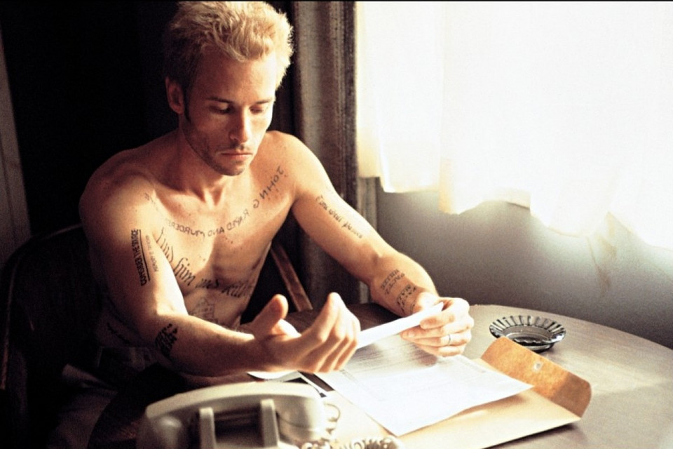 "Memento", reż. Christopher Nolan, 2000 r.