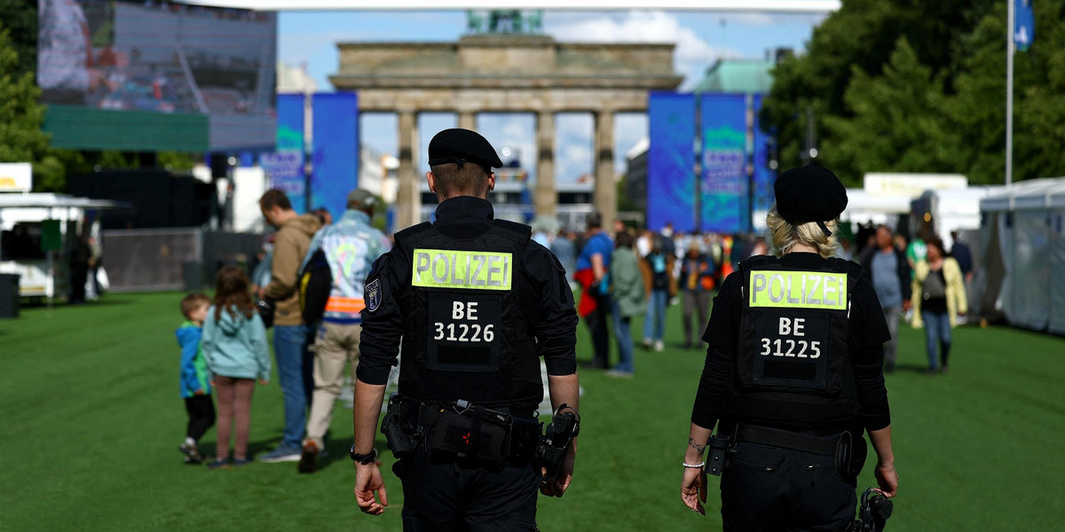 Niemiecka policja zachęca kibiców do palenia marihuany.
