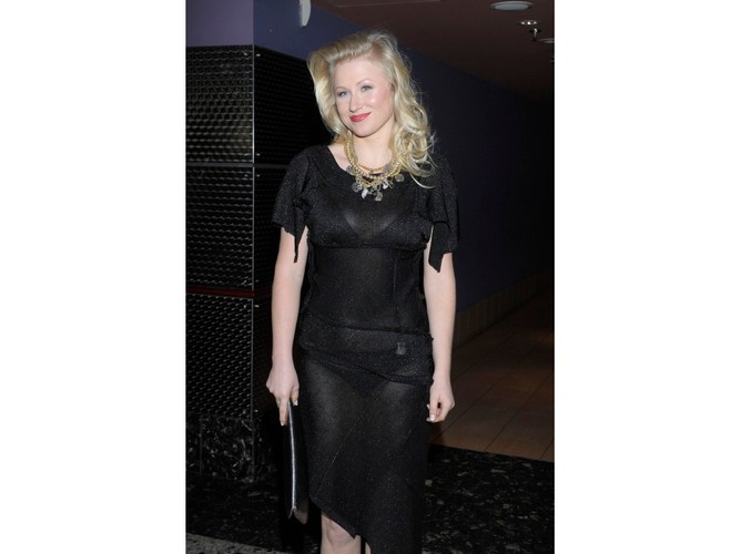 Karolina Piechota w całkowicie prześwitującej sukience.