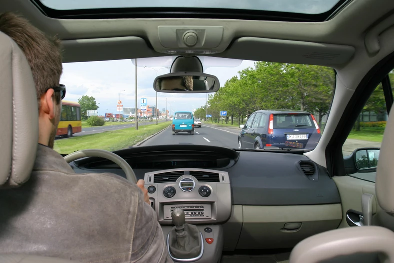 Jeżeli różnica prędkości między lewym a prawym pasem jest niewielka, zyskuje na tym bezpieczeństwo jazdy. 