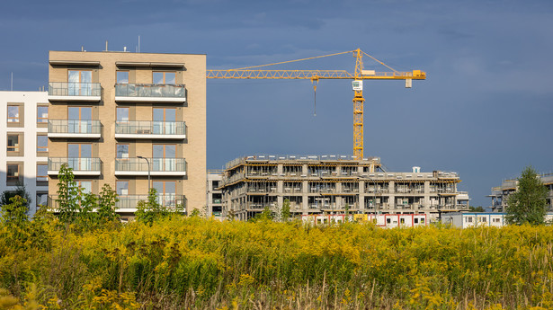 Plac budowy nowego osiedla mieszkaniowego w Warszawie