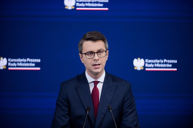 Warszawa, 23.02.2023. Rzecznik prasowy rządu Piotr Mueller podczas konferencji prasowej w siedzibie Kancelarii Prezesa Rady Ministrów w Warszawie, 23 bm. (amb) PAP/Marcin Obara