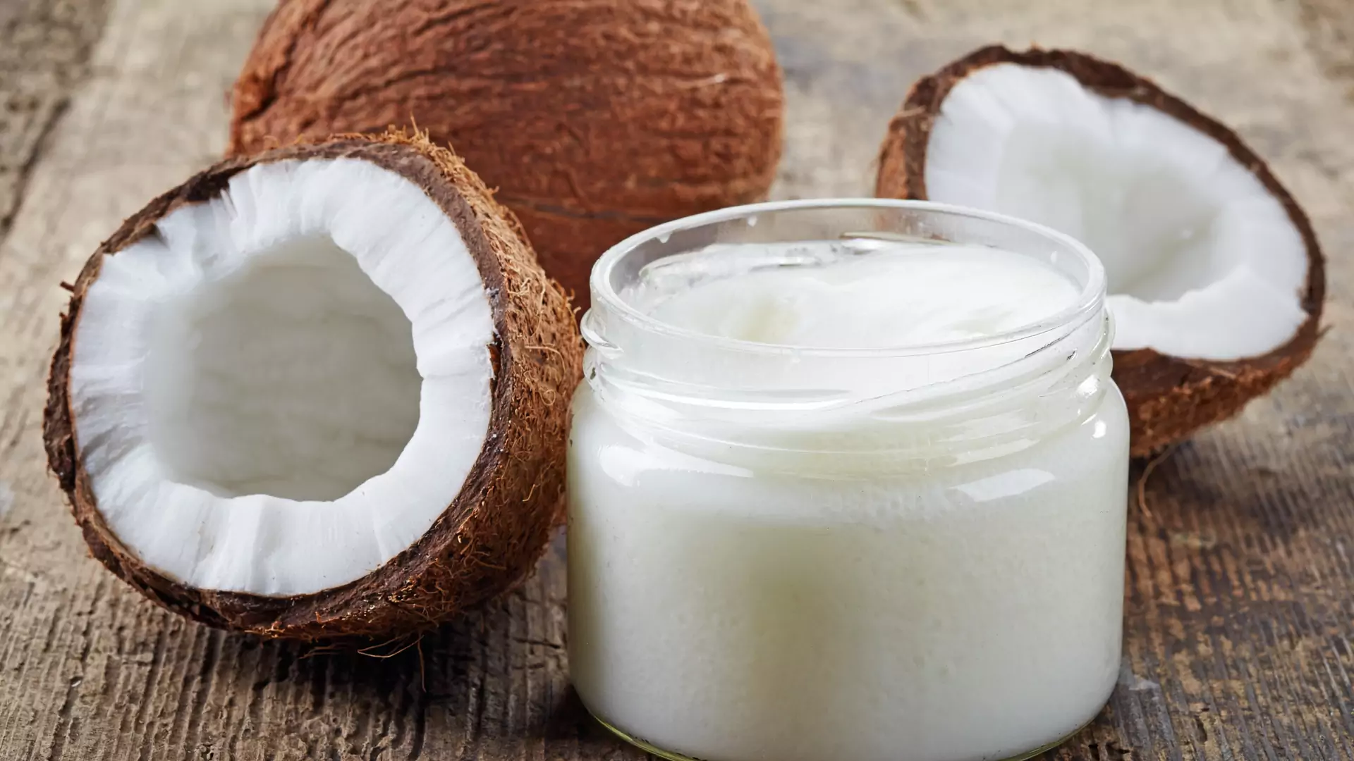 Olej kokosowy nie tylko na włosy. Usuwa siniaki, eliminuje łupież