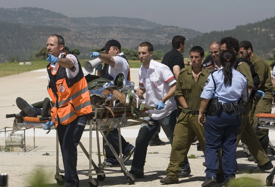 Izraelski vojnici evakuišu ranjenike u Tel Avivu. FOTO: AFP