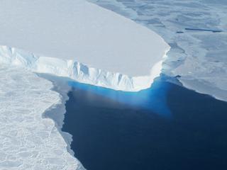 Thwaites jest niezwykle rozległym lodowcem wpływającym do zatoki Pine Island, części Morza Amundsena.