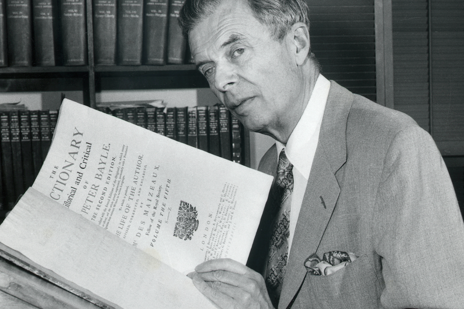 Aldous Huxley ze słynnym „Słownikiem historycznym i krytycznym” Pierre’a Bayle’a, 6 czerwca 1957 r.