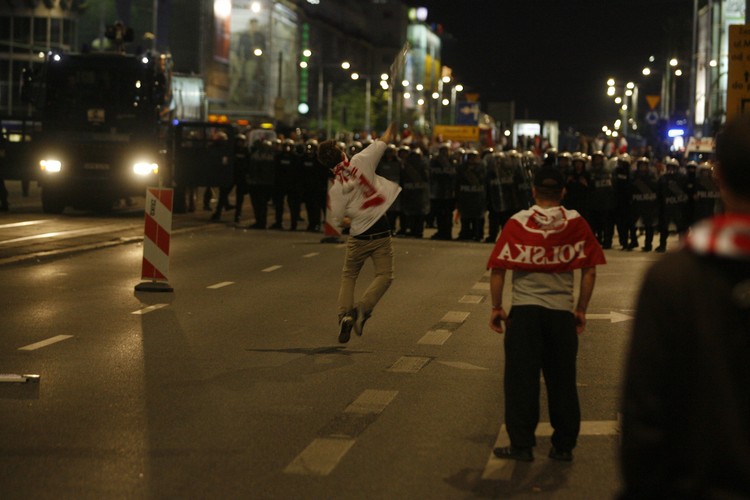 Starcia pseudokibiców przed Strefą Kibica w Warszawie
