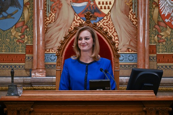 OVA ŽENA PREUZIMA VLAST U MAĐARSKOJ Šefica parlamenta privremeno seda na stolicu PREDSEDNIKA DRŽAVE: Šuljok potvrdio OSTAVKU