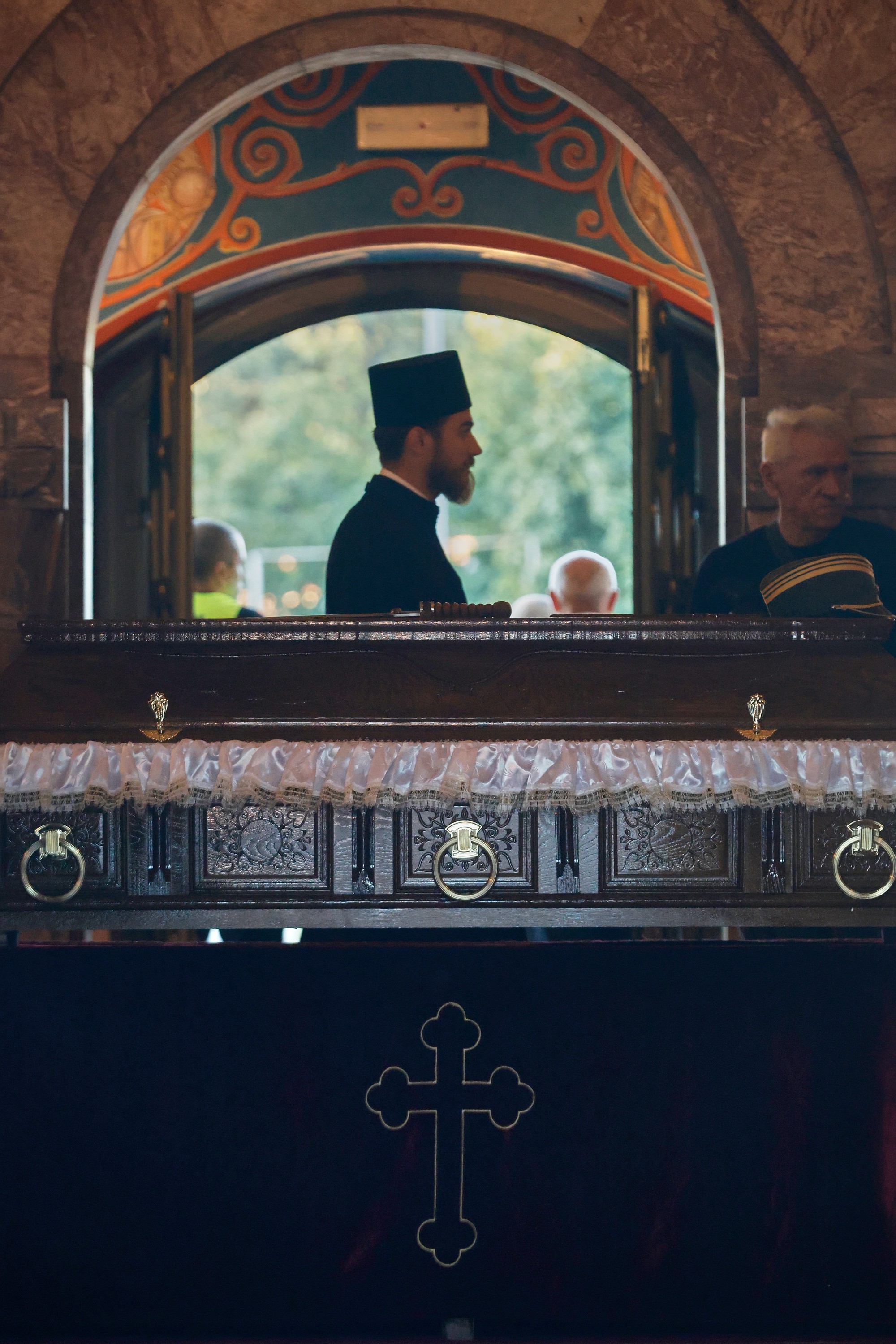 Tisíce ľudí prišli na pohreb vojnového zločinca Ratka Mladiča.
