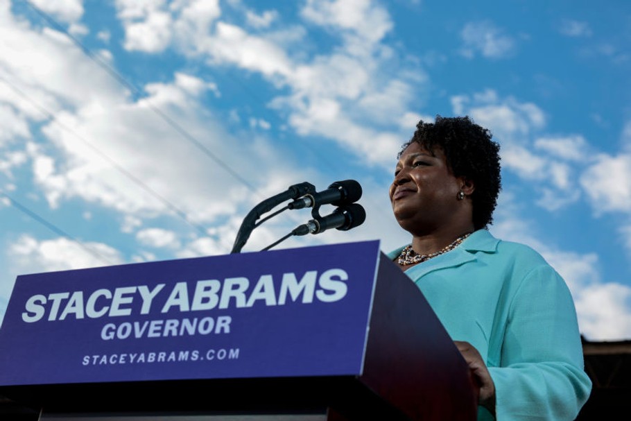 Stacey Abrams, demokratyczna polityczka po przegraniu wyborów gubernatorskich w 2018 r. założyła organizację Fair Fight Action (FFA) i zarejestrowała do głosowania 800 tys. czarnych wyborców, którzy wcześniej nie interesowali się polityką