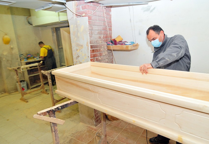 Umesto da isplati zarade i radnicima nabavi uniforme, "Lisje" obnavlja računare