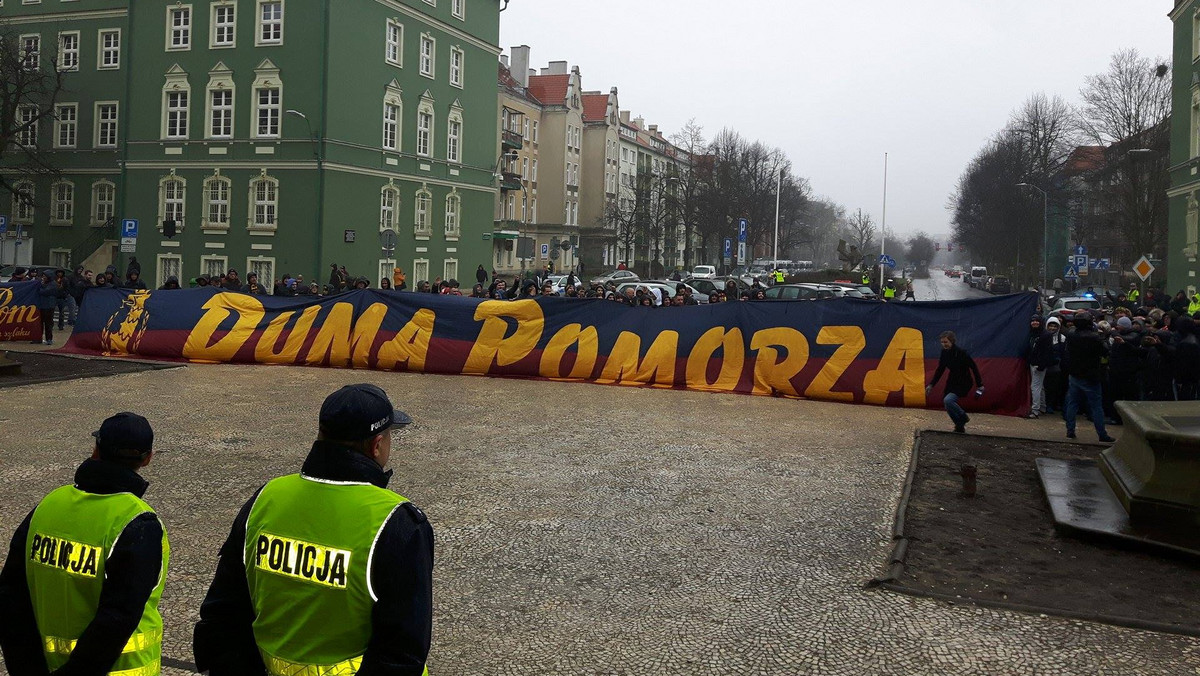 Dziś do Szczecinie przyjechał prezes PZPN Zbigniew Boniek. W sali sesyjnej trwa sesja rady miasta, w której biorą udział zarówno Boniek, jak i prezes Ekstraklasy, Dariusz Marzec. Toczy się wymiana zdań na temat nowego stadionu Pogoni. Rano swoją opinię na temat projektu modernizacji wyrazili kibice.