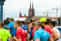 Coraz więcej ludzi wysiada tu z pociągu lub samolotu w… butach biegowych. Bo i mają powód