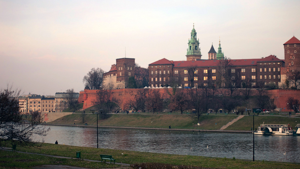 Będzie zakaz parkowania dla barek pod Wawelem. Miasto chce, by między mostami Dębnickim i Grunwaldzkim obowiązywał zakaz zatrzymywania się dla wszystkich statków i promów - podaje Radio Kraków.