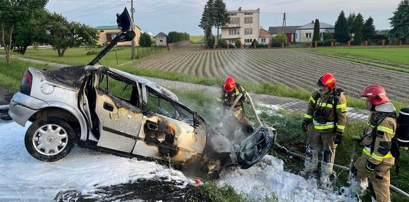 Groza pod Zamościem! Opel sunął dachem po jezdni, a po eksplozji stanął w płomieniach. Wszystko przez alkohol...