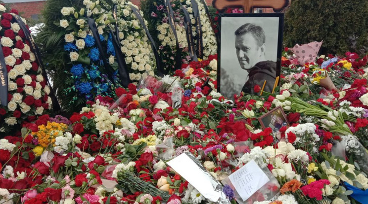 Ezrek helyeztek virágokat Navalnij sírjához egy nappal a temetés után / Fotó: X