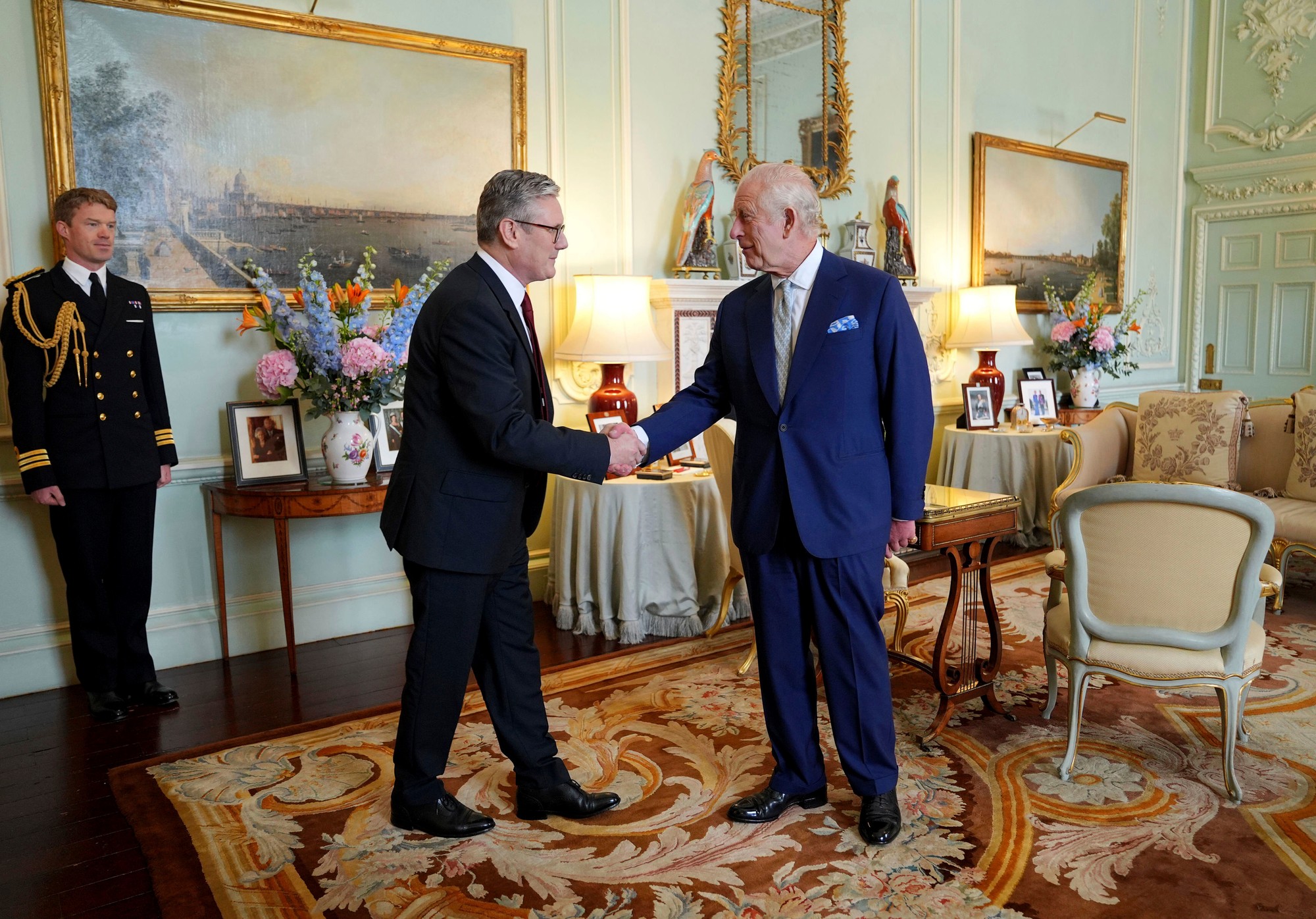 Karol III. vymenoval Keira Starmera za nového premiéra