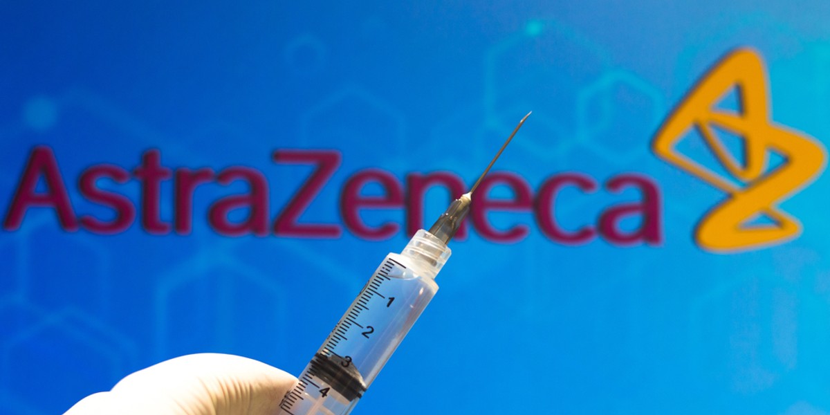 Preparat AstraZeneca jest tańszy i łatwiejszy w dystrybucji od szczepionki firm Pfizer/BioNtech, stosowanej coraz powszechniej na całym świecie.