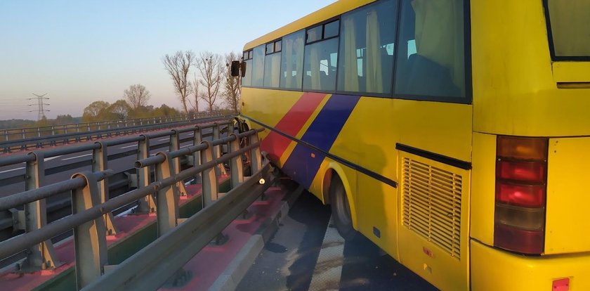 71-letni kierowca autobusu zasnął lub zasłabł. Doszło do dramatu