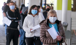 Na świecie spada liczba zakażeń, ale WHO ostrzega: COVID jeszcze nie skończył