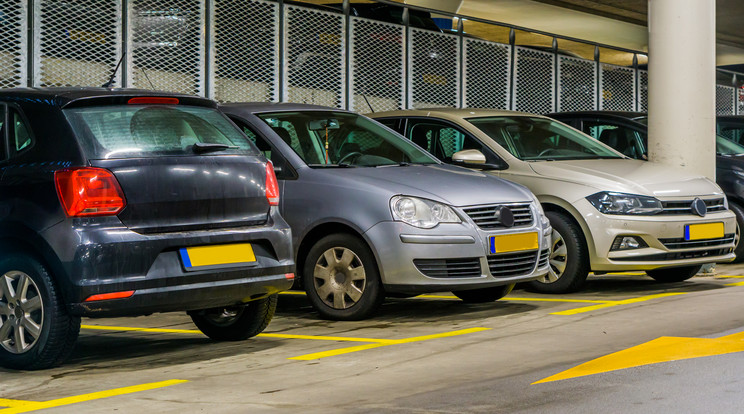 Jelentősen nőtt az utóbbi években az autók száma Magyarországon, a parkolóhely-kínálat pedig egyre szűkösebb, ami megdobta a garázsárakat / Fotó: Northfoto