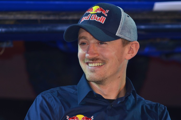 <b>1. Adam Małysz</b><br>
Nadal na szczycie, jednak fakt, że zamiast wygrywać na skoczniach jeździ w samochodowych rajdach przełożył się na jego popularność.<br>
W 2011 roku aż 66 proc. respondentów wskazywało na reklamy przyklejone do sportowca, w 2012 r. niecałe 48 proc.