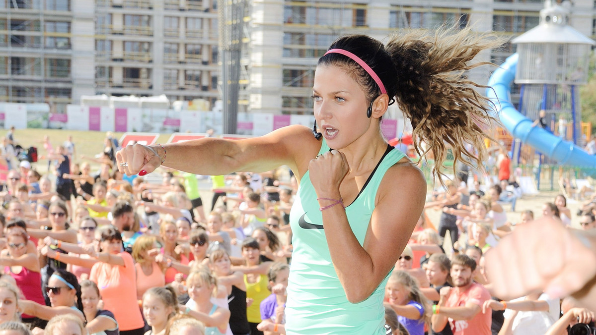 Anna Lewandowska, mistrzyni karate i żona Roberta Lewandowskiego, na swoim profilu na Instagramie pochwaliła się wyjątkowym prezentem od męża. Piłkarz Bayernu Monachium zaraz po meczu naszej reprezentacji z Gibraltarem podarował ukochanej piękny tort.