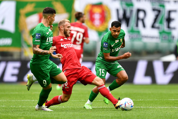 Zawodnicy Śląska Wrocław Erik Exposito (L) i Matias Nahuel (P) oraz Joeri De Kamps (C) z Lechii Gdańsk podczas meczu 9. kolejki piłkarskiej Ekstraklasy