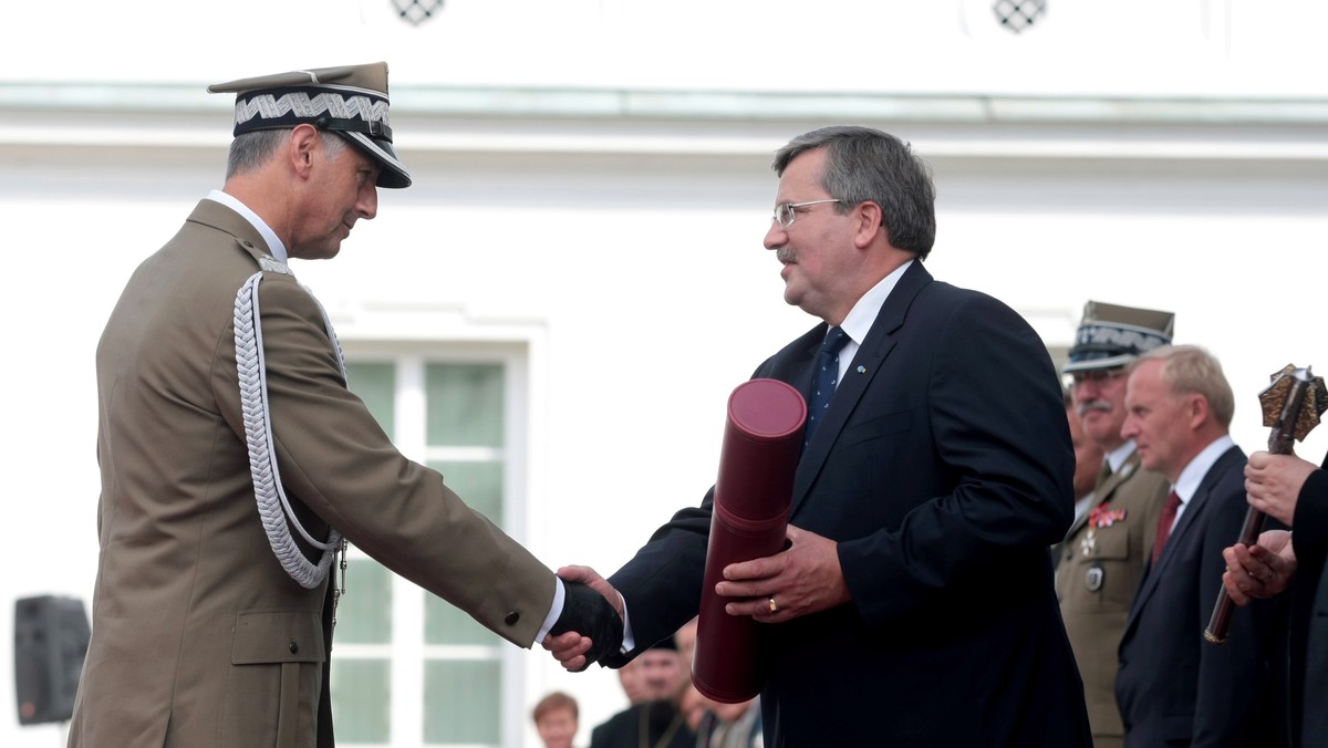 W polskiej armii jest potrzebna reforma systemu dowodzenia - uznał prezydent Bronisław Komorowski. W polskim wojsku - podkreślił prezydent - jest "coraz więcej wodzów i coraz mniej Indian".