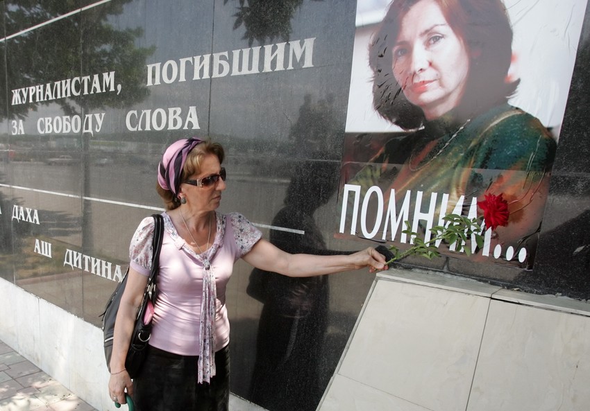 Plakat sa likom Natalije Estemirove u Grozniju 2011.