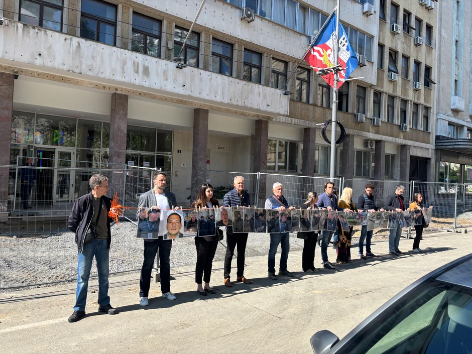 Mila Popović i Boško Šindić ispred Skupštine Beograda