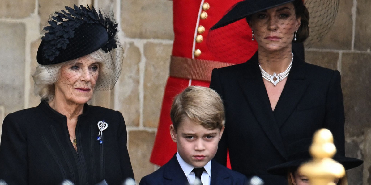 Meghan Markle, królowa małżonka Camilla Parker-Bowles, książę George, Kate Middleton i księżniczka Charlotte