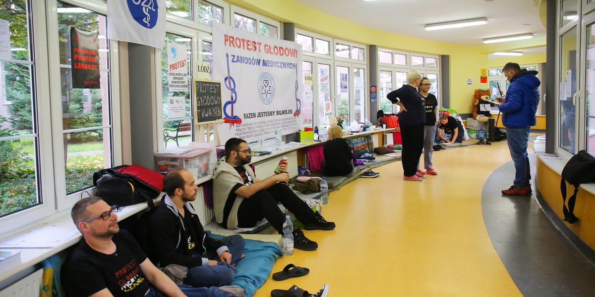 Protest medyków w Łodzi. Do protestu głodowego dołączył psycholog z Opola