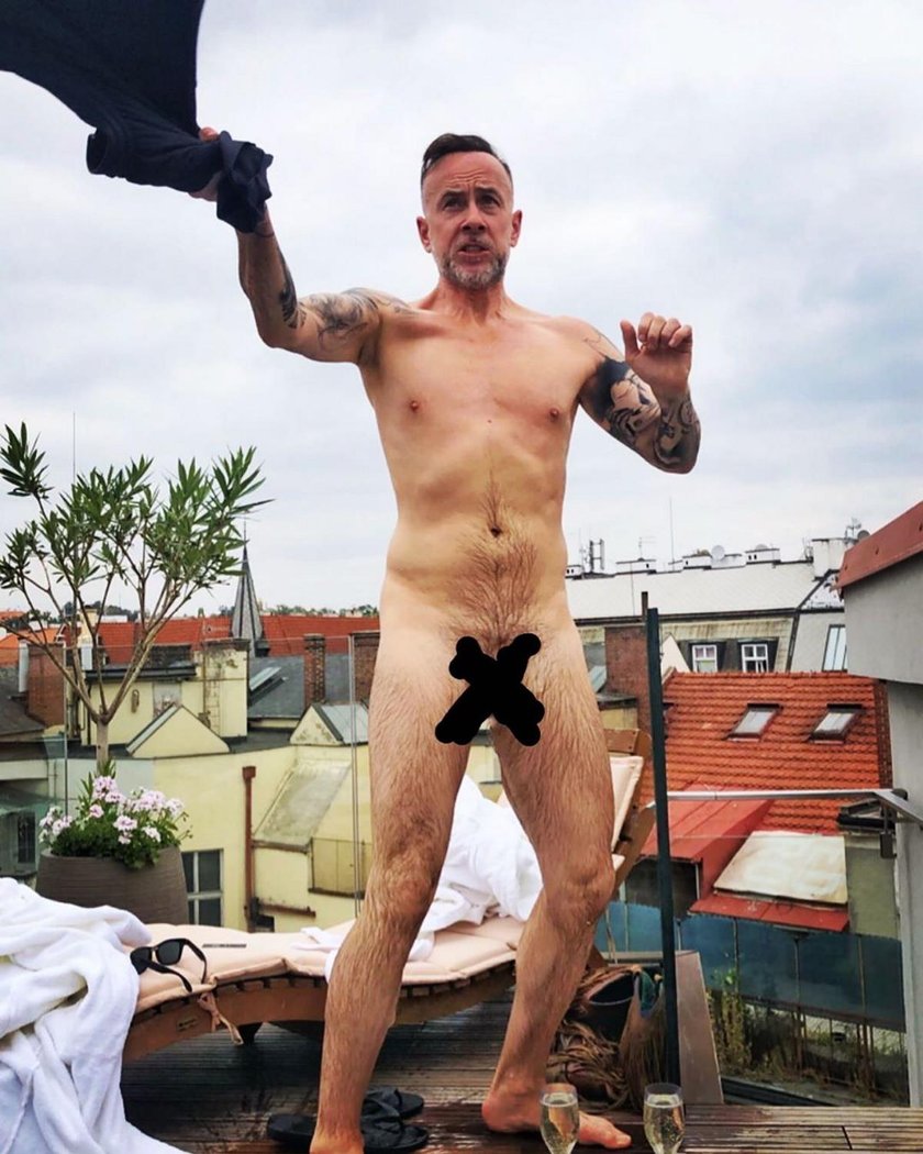 Nergal rozebrał się do naga i odgania osy