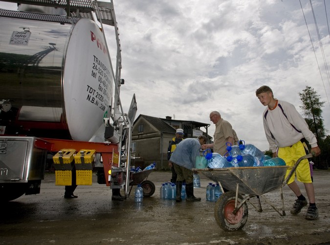 Mieszkańcy wsi Wilków (woj. lubelskie) korzystają z dostawy wody