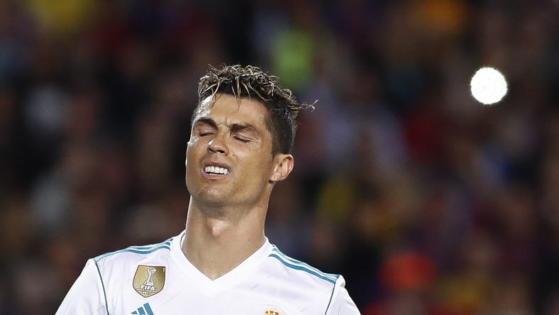 Cristiano Ronaldo chce oddać hiszpańskiemu fiskusowi 14 mln euro, wynika z informacji, do których dotarł madrycki dziennik "El Mundo". Gazeta twierdzi, że portugalski piłkarz przyznał się do nieuczciwych praktyk podatkowych.